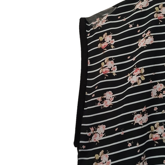 Torrid Pink and Black Floral Cap Sleeve Top Size 2X - Picture 4 of 4